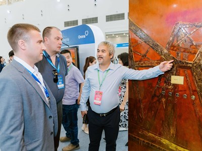 Lần đầu tiên nghệ thuật sơn mài được ứng dụng trong thang máy