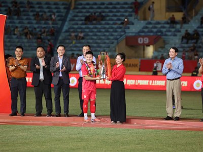 CAHN thắng Becamex TP.HCM 2-1 trong ngày nâng cúp vô địch V-League