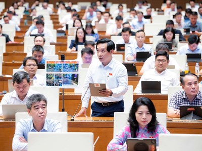 Đề xuất điểm dừng cho shipper, người đi xe máy nghe điện thoại để giảm ùn tắc