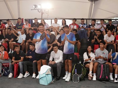 Người hâm mộ đội mưa gặp ngôi sao pickleball Quang Dương