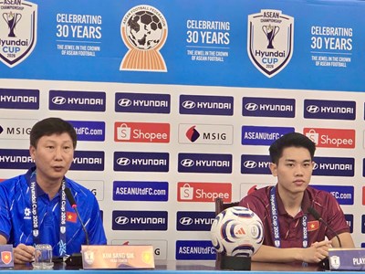 HLV Kim Sang-sik mong Đình Bắc ghi bàn để cùng tuyển Việt Nam nhảy mừng chức vô địch