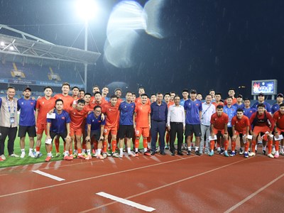 Thứ trưởng Hoàng Đạo Cương thăm, động viên ĐT Việt Nam trước chung kết Thái Lan