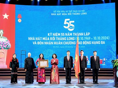 Nhà hát Múa rối Thăng Long đón nhận Huân chương Lao động hạng Ba