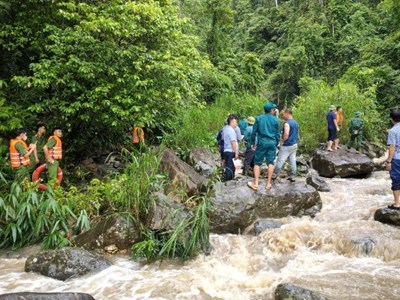 Hai mẹ con bị lũ cuốn khi qua suối