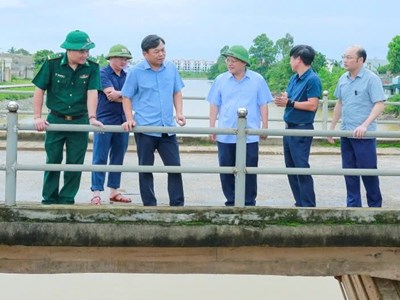 Thứ trưởng Bộ NN&MT kiểm tra khẩn ứng phó bão số 5 tại Thanh Hóa