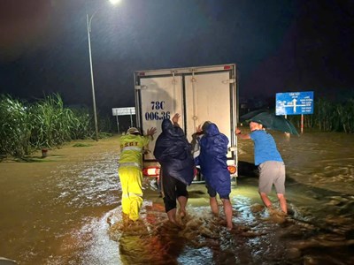 Quốc lộ 15C ngập sâu, hàng loạt tuyến đường ở Thanh Hóa tê liệt sau bão số 5