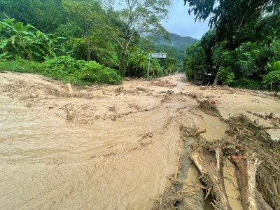 Thanh Hóa mưa lũ dữ dội: 10 công nhân thoát nạn giữa dòng nước