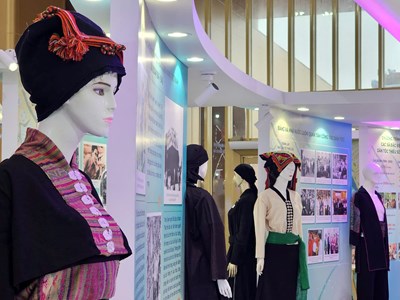 Rực rỡ trang phục truyền thống dân tộc tại Triển lãm Thành tựu đất nước 