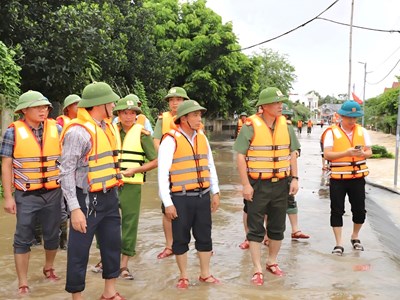 Đê sông Bưởi tràn, hơn 4.000 người ở Thanh Hóa phải di dời khẩn cấp