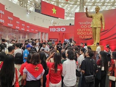 Hàng nghìn người dân từ khắp mọi miền đất nước đổ về Triển lãm ‘80 năm Hành trình Độc lập - Tự do - Hạnh phúc’