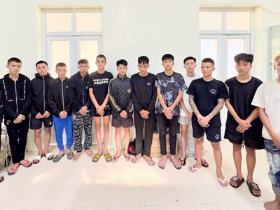 Hàng chục thanh niên mang hung khí hỗn chiến, náo loạn phố biển trong đêm