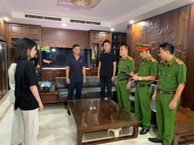 Quân sư của Vi “ngộ” bị khám xét khẩn cấp