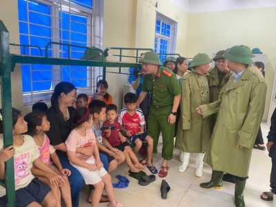 Công an Thanh Hóa xuyên đêm sơ tán dân, căng mình bảo vệ an toàn trước bão số 10