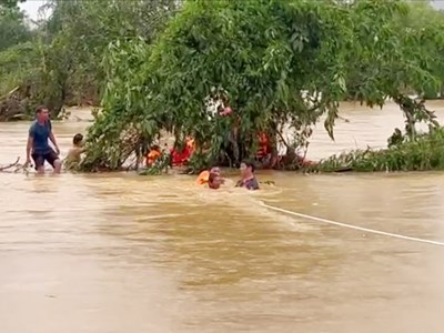 Giải cứu thành công 22 người dân mắc kẹt trong lũ