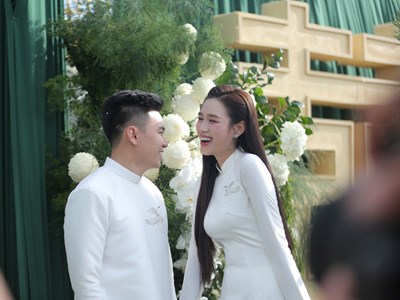 Hoa hậu Đỗ Thị Hà rạng rỡ trong lễ nạp tài cùng thiếu gia Tập đoàn Sơn Hải