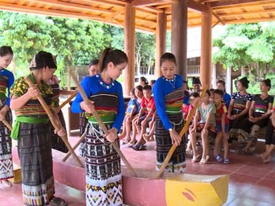 Giữ nhịp khua luống nơi bản Thái Tam Thanh