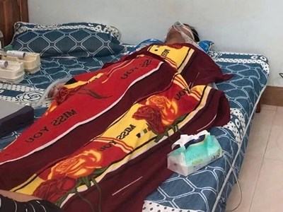 Một học sinh lớp 10 bị nhóm bạn lớp 11 xông vào lớp hành hung, nguy kịch