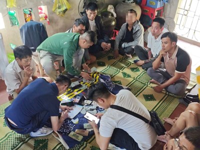 Triệt phá sới xóc đĩa giữa cánh đồng, bắt giữ 9 đối tượng