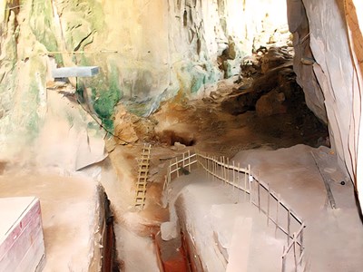 Đường vào di tích hang Con Moong lùi hạn về đích