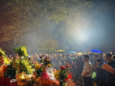 Hàng ngàn người lên đỉnh núi Nưa “mở cổng trời” 