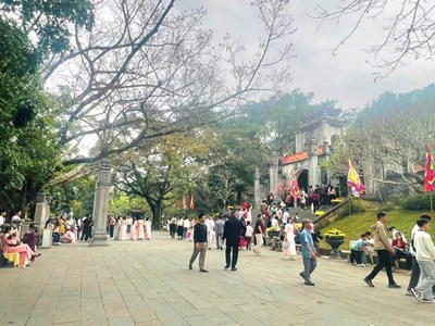 Hơn 15.000 lượt khách đổ về Khu di tích đền Bà Triệu dịp Tết