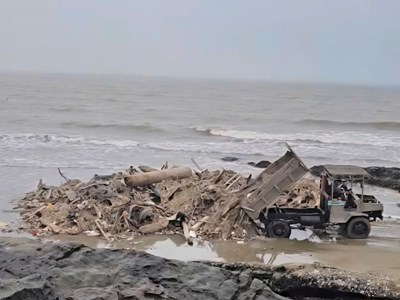 Làm rõ vụ xe công nông chở rác đổ ra biển Hải Tiến