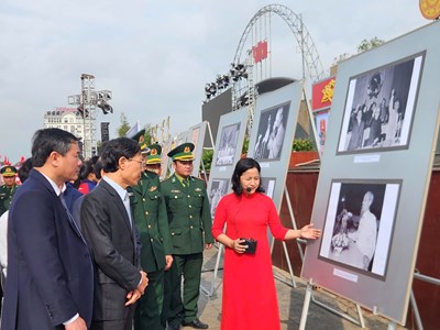 Khai mạc triển lãm tranh cổ động và ảnh tư liệu chào mừng bầu cử Quốc hội khóa XVI