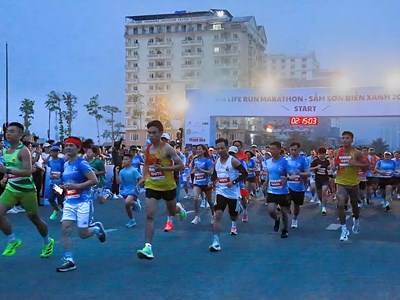Via Life Run Marathon 2026 khuấy động phố biển Sầm Sơn