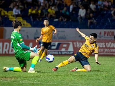 Đông Á Thanh Hóa đánh rơi chiến thắng, tự làm khó trong cuộc đua trụ hạng