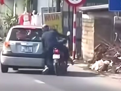Ô tô bất ngờ chèn ngã xe máy trên Quốc lộ 1A, tài xế khai do mất tập trung