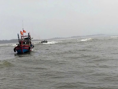 Trục vớt thành công 2 tàu cá bị chìm ở cửa Lạch Ghép