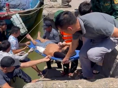 Cứu ngư dân bị tai nạn lao động trên biển