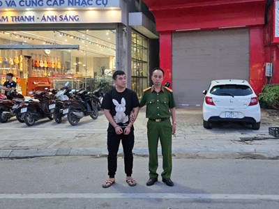 Tạm giữ tài xế taxi hành hung shipper giữa phố ở Thanh Hóa