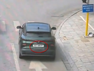 Dán băng keo sửa biển số để né phạt nguội, chủ xe ô tô bị xử lý