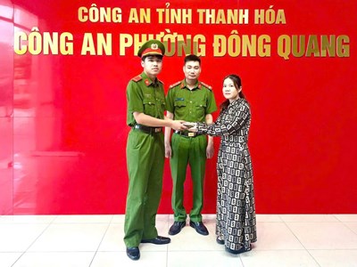 Nhặt được túi xách chứa 75 triệu đồng, chiến sĩ công an lập tức tìm người đánh rơi