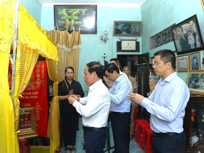 Phó Thủ tướng Chính phủ Lê Tiến Châu dâng hương tưởng niệm Anh hùng Lực lượng vũ trang Nhân dân Ngô Thị Tuyển
