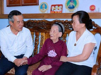 Bí thư Tỉnh ủy Thanh Hóa thăm, tặng quà người có công dịp 27.7