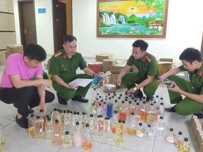 Triệt phá đường dây sản xuất nước hoa giả quy mô lớn