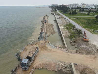 Kè biển hơn 430 tỉ đồng ở Hải Tiến: Tính phương án “nuôi bãi” để giữ bãi tắm