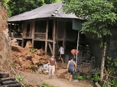 Mưa lớn gây sạt lở, đất đá tràn vào nhà dân ở Mường Mìn