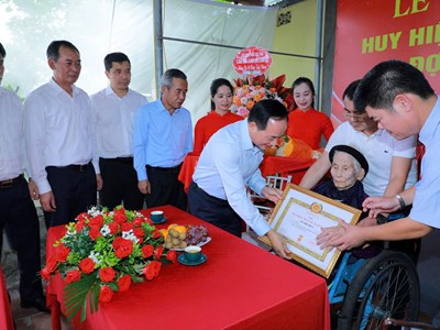 Trao Huy hiệu 80 năm tuổi Đảng cho 3 đảng viên tại Thanh Hóa
