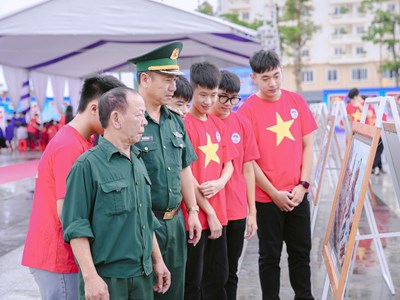 Biển đảo Việt Nam hiện lên sống động qua tranh cổ động và ảnh tư liệu