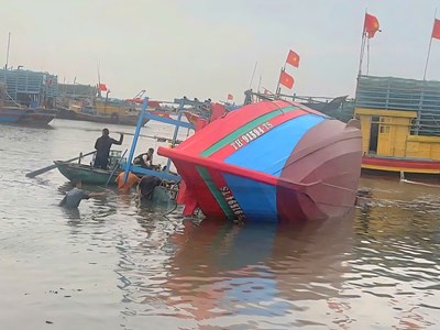 Tàu cá bất ngờ chìm khi đang neo đậu, 30 người dân cùng trục vớt