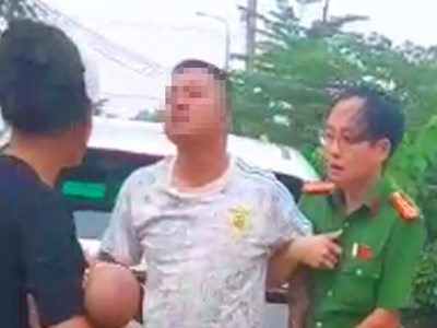 Cầm dao đuổi đánh người trên đường, nam thanh niên bị khống chế