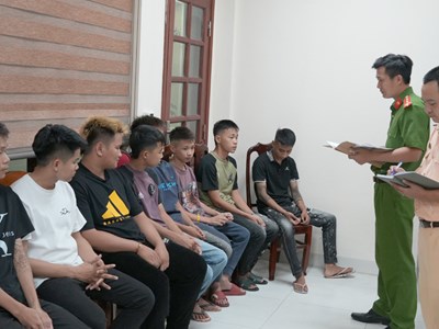 Nhóm thanh thiếu niên mang 'đinh ba' chạy xe thành đoàn lúc đêm khuya