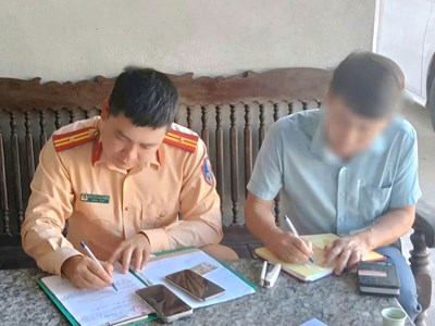 Vượt đèn đỏ, đi ngược chiều, hai tài xế ở Thanh Hóa đối diện mức phạt tới 20 triệu đồng
