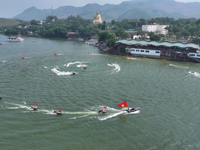 Mãn nhãn màn trình diễn thể thao nước tại hồ Núi Cốc