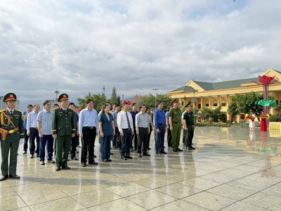 Dâng hương tưởng nhớ Chủ tịch Hồ Chí Minh và các Anh hùng liệt sĩ