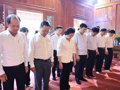 Phó Thủ tướng Phạm Thị Thanh Trà dâng hương tưởng niệm Đại tướng Võ Nguyên Giáp