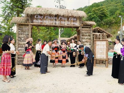 Cuối tuần lên Pha Đin, đắm mình trong chợ phiên giữa mây ngàn Tây Bắc